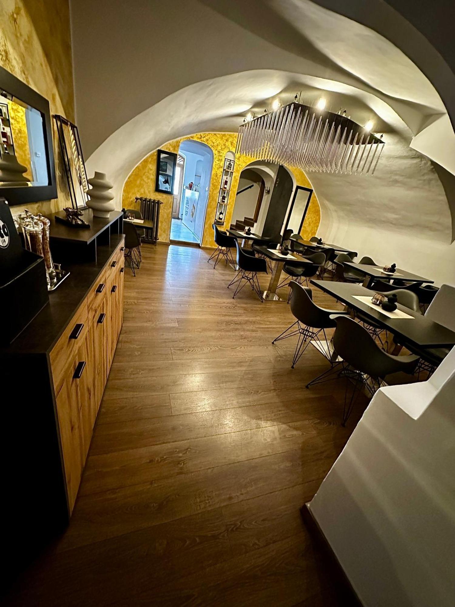 Hotel 100 Pardubice Zewnętrze zdjęcie