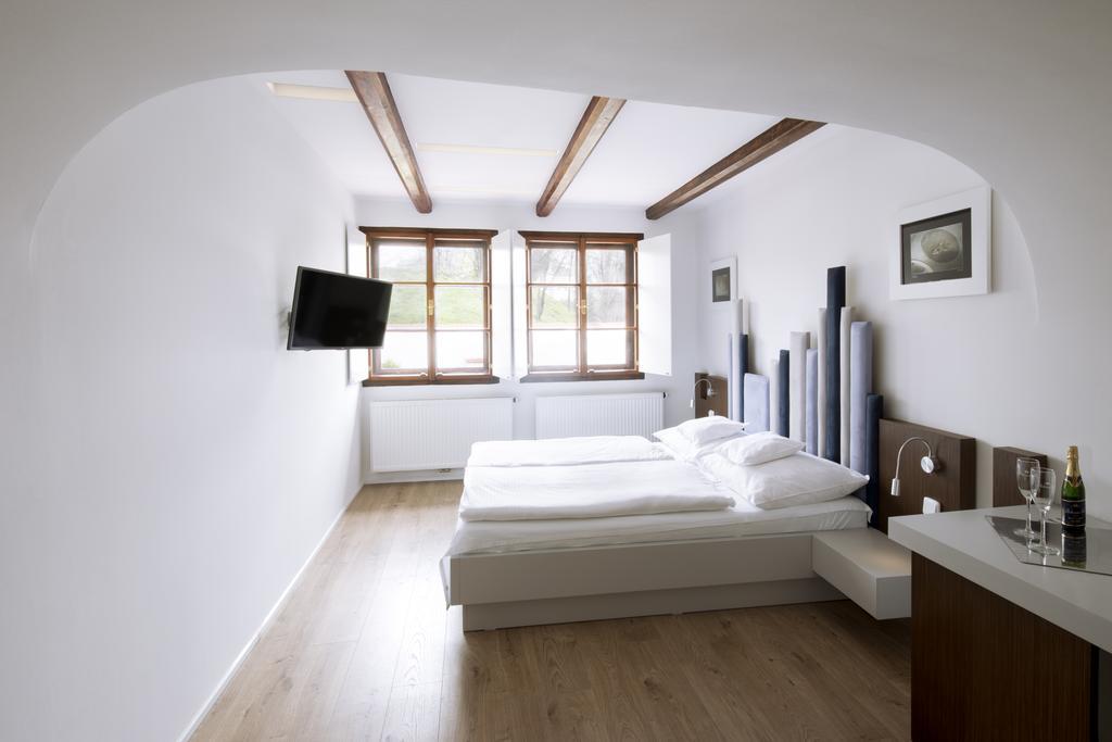 Hotel 100 Pardubice Zewnętrze zdjęcie